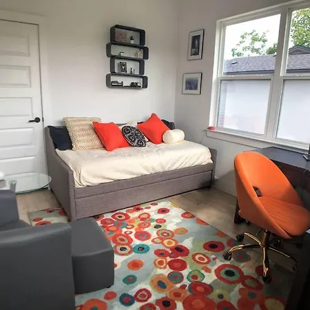 Villa East Austintacious - Artsy, Walkable 4Br 4Ba